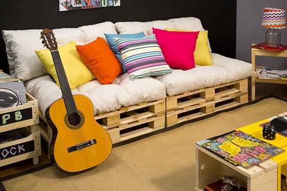 Sofá feito de pallet para uma sala de estar descontraída