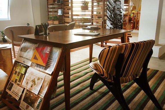 Home offce moderno e confortável decorado com listras