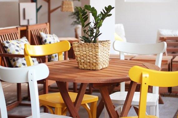 mesa com cadeiras coloridas