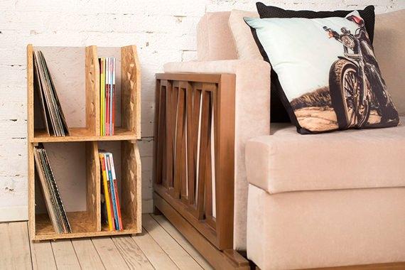 Sofá retrátil bege superversátil decorado com almofadas escuras e masculinas