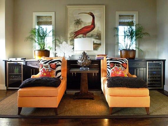 Sala de estar com base neutra e sofás coloridos