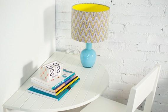 Mesa dobrável que serve como bancada de trabalho ou como penteadeira