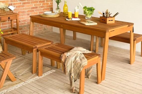 Mesa com bancos de madeira